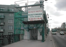 Daszki ochronne zabezpieczające przejścia dla pieszych